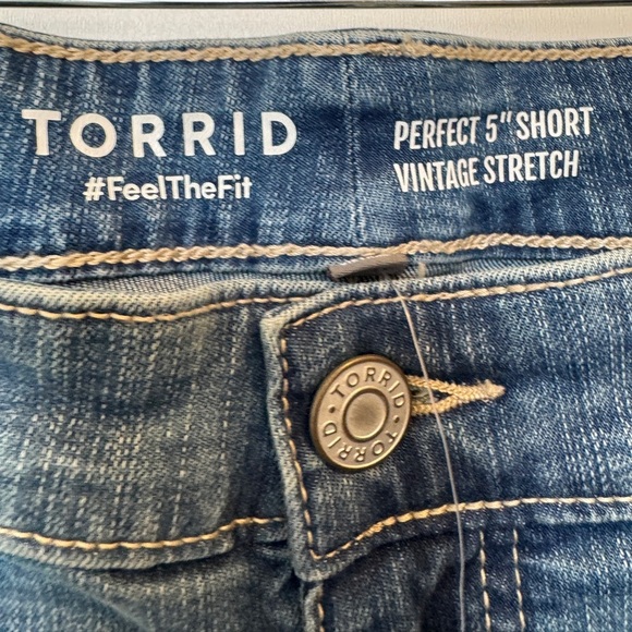 Torrid 5 Inch Perfect Boyfriend Classic Denim Mid-Rise Short - Picture 4 of 10